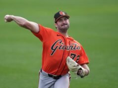 Trevor McDonald calienta y golpea a dos