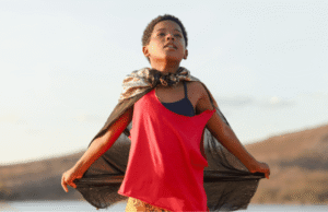 El encantador queer de Allan Deberton de Brasil