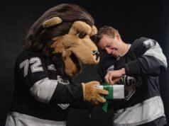 Artemi Panarin ofrece a la mascota de Los Angeles Kings un Rolex para la camiseta número 72
