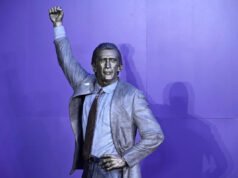 Los Lakers honran a Pat Riley con una estatua junto a Magic Johnson, Kareem Abdul-Jabbar, ceremonia de medio tiempo en el juego de los Celtics