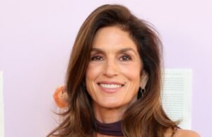 Clave la fórmula de vestimenta sencilla de Cindy Crawford con este tejido de lujo de $ 20