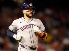 Bad Bunny supuestamente se ofreció a pagar el seguro de Carlos Correa para participar en el Clásico Mundial de Béisbol.