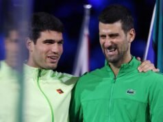 Alcaraz saluda a Djokovic y saborea su primer título del Abierto de Australia