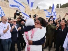 Soldados solitarios de las FDI celebran bar y bat mitzvá en el Muro Occidental, con algunas sorpresas familiares