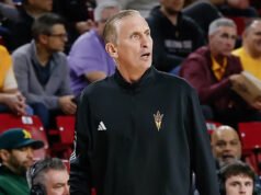 Bobby Hurley cae al suelo durante la pelea entre el estado de Arizona y el TCU