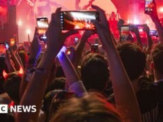 Por qué no puedes recibir señal en festivales y partidos deportivos