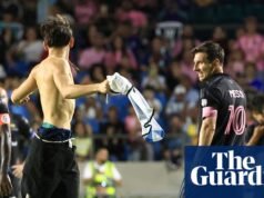 Lionel Messi confrontado por un invasor durante un caótico partido amistoso en Puerto Rico | MLS