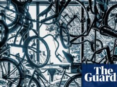 “Esperaba capturar el caos gráfico en la ventana. Lo que descubrí fue una escena aún más compleja: la mejor foto del teléfono de Michael Krupka | Fotografía