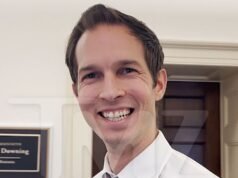 El representante Jake Auchincloss les dice a sus compañeros del Congreso que “salgan a la hierba”