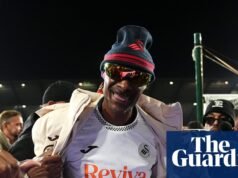 Swansea saluda al copropietario Snoop Dogg con una guardia de honor antes del inicio | Ciudad de Swansea