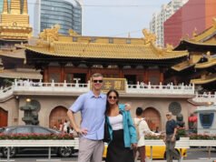 Van a China en busca de una nueva aventura. Sus 3 hijos han conseguido su independencia y mamá tiene tiempo para sus pasatiempos.