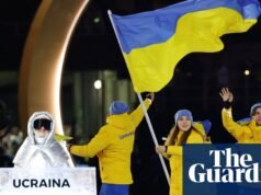 Mujer rusa llevó el cartel del equipo ucraniano en la ceremonia de apertura de los Juegos Olímpicos de Invierno | Juegos Olímpicos de Invierno 2026