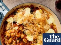 Receta rápida y fácil de Rukmini Iyer para ñoquis puttanesca crujientes al horno | Alimento