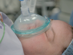 Amy, la estrella de las hermanas de 1000 libras, se somete a una cirugía para corregir el ojo vago, video