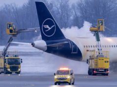 500 pasajeros se vieron obligados a pasar la noche en aviones en tierra después de que las fuertes nevadas cancelaran vuelos y el personal del aeropuerto regresara a casa.