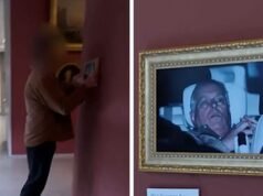 Famosa fotografía del ex príncipe Andrés colgada en el interior del Museo del Louvre