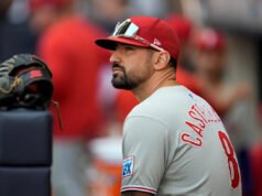 Nick Castellanos dice que llevar cerveza al dugout y criticar al manager de los Filis, Rob Thomson, lo llevó a la banca en 2025.