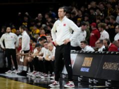 Big Ten se niega a disciplinar al entrenador de Nebraska, Fred Hoiberg, por arrebatarle el teléfono de la mano a un fanático de Iowa durante una tormenta en el campo