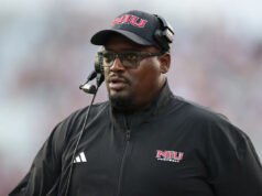 Según los informes, el entrenador del norte de Illinois, Thomas Hammock, dejó a los Huskies para convertirse en asistente de los Seattle Seahawks.