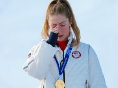 el conmovedor homenaje de Mikaela Shiffrin a su difunto padre; medalla de oro