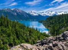 Este hermoso parque provincial en Canadá ofrece impresionantes vistas de montañas y lagos.