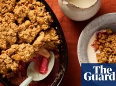 Receta de Helen Goh de crumble de ruibarbo, pera y avellanas con mantequilla marrón | Postre