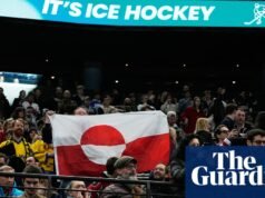 “Somos europeos”: aficionados ondean la bandera de Groenlandia durante el partido olímpico de hockey sobre hielo entre Estados Unidos y Dinamarca | Juegos Olímpicos de Invierno 2026