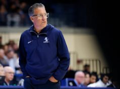 Según los informes, Steve Lavin renunció como entrenador de baloncesto de San Diego después de un inicio de 11-17 y 3 temporadas perdedoras.