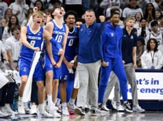 El No. 5 UConn tropieza en casa al perder ante Creighton mientras las esperanzas del puesto No. 1 del Torneo de la NCAA disminuyen