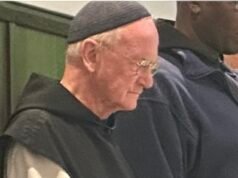 El monje católico que envió fotos suyas desnudo a un turista no será procesado tras dictaminar que las fotos eran “espirituales”