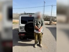 La policía israelí arresta al hermano de un terrorista por conducir un vehículo robado mientras vestía uniforme de las FDI