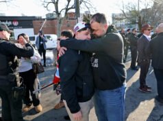 Tres personas, incluido el sospechoso, mueren en un tiroteo en un partido de hockey de una escuela secundaria de Rhode Island; Otros 3 en estado crítico