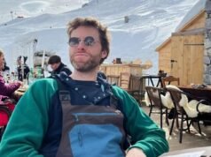 El heredero millonario “mató a su devoto padre, un financiero que voló a Irlanda para salvarlo después de que lo vieron caminando por las calles con una chaqueta de piel de color rosa brillante”.