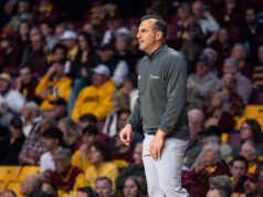 El entrenador de Green Bay, Doug Gottlieb, suspendió 1 juego después de criticar a los funcionarios y al comisionado de la Horizon League luego de la derrota.