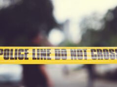 Un enorme socavón casi se traga a los trabajadores que se empujaban cuando la carretera se derrumba