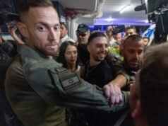 La ex rehén Elkana Bohbot planea una gira de conferencias y un libro