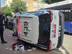 La policía israelí rescata a dos mujeres soldados de las FDI perseguidas por una multitud ultraortodoxa en Bnei Brak