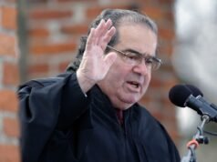 13 de febrero: el juez de la Corte Suprema Antonin Scalia es encontrado muerto