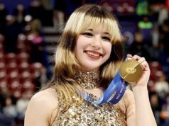 Alysa Liu vuelve a aplicarse aceite labial antes de aceptar su medalla de oro olímpica