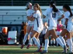 St. Francis bloquea el ataque de St. Ignatius y marca dos goles rápidos para vengar el empate y consolidar el control de la WCAL