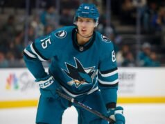 El defensa de los San Jose Sharks, Shakir Mukhamadullin, fuera del equipo el viernes