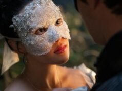 Los diseñadores de vestuario de ‘Bridgerton’ preparan el vestido plateado de Sophie