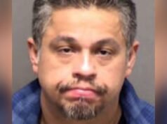 Un hombre presuntamente mató a su madre delante de su hija de 9 años tras su deportación