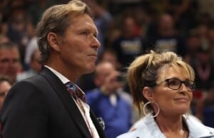 Sarah Palin alimenta a su novio Ron Duguay en el hospital en medio de la batalla contra el cáncer