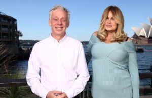 Mike White dice que White Lotus se inspiró en un viaje con Jennifer Coolidge