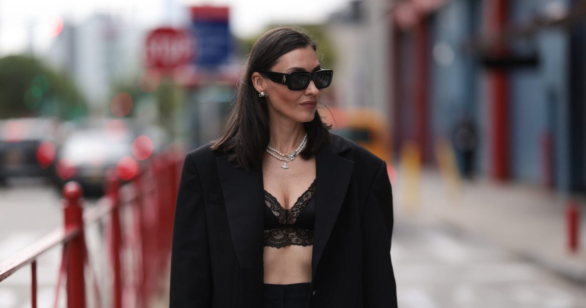 NUEVA YORK, NUEVA YORK - 13 DE SEPTIEMBRE: Yana Echko usa gafas de sol negras de The Attico, aretes de pera y dos collares de perlas de Vivienne Westwood, traje transformador negro de YANA BESFAMILNAYA con recortes en las piernas, debajo de pantalones cortos de encaje negros de Edikted, top de sujetador de encaje negro de Adore me, bolso de cuero negro de Miu Miu, anillo de corazón plateado con forma grande el 13 de septiembre de 2023 en Nueva York. (Foto de Jeremy Moeller/Getty Images)