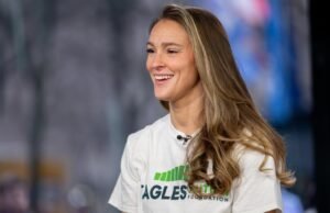 El estilo sencillo de camisa vaquera de Kylie Kelce: compre el look mejor valorado