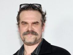 David Harbour de Stranger Things con Mystery Woman mientras Maya Hawke se casa