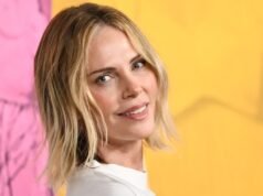 El vestido de punto acanalado de Charlize Theron da un aire de chica cool