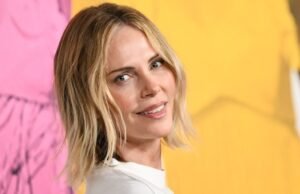 El vestido de punto acanalado de Charlize Theron da un aire de chica cool